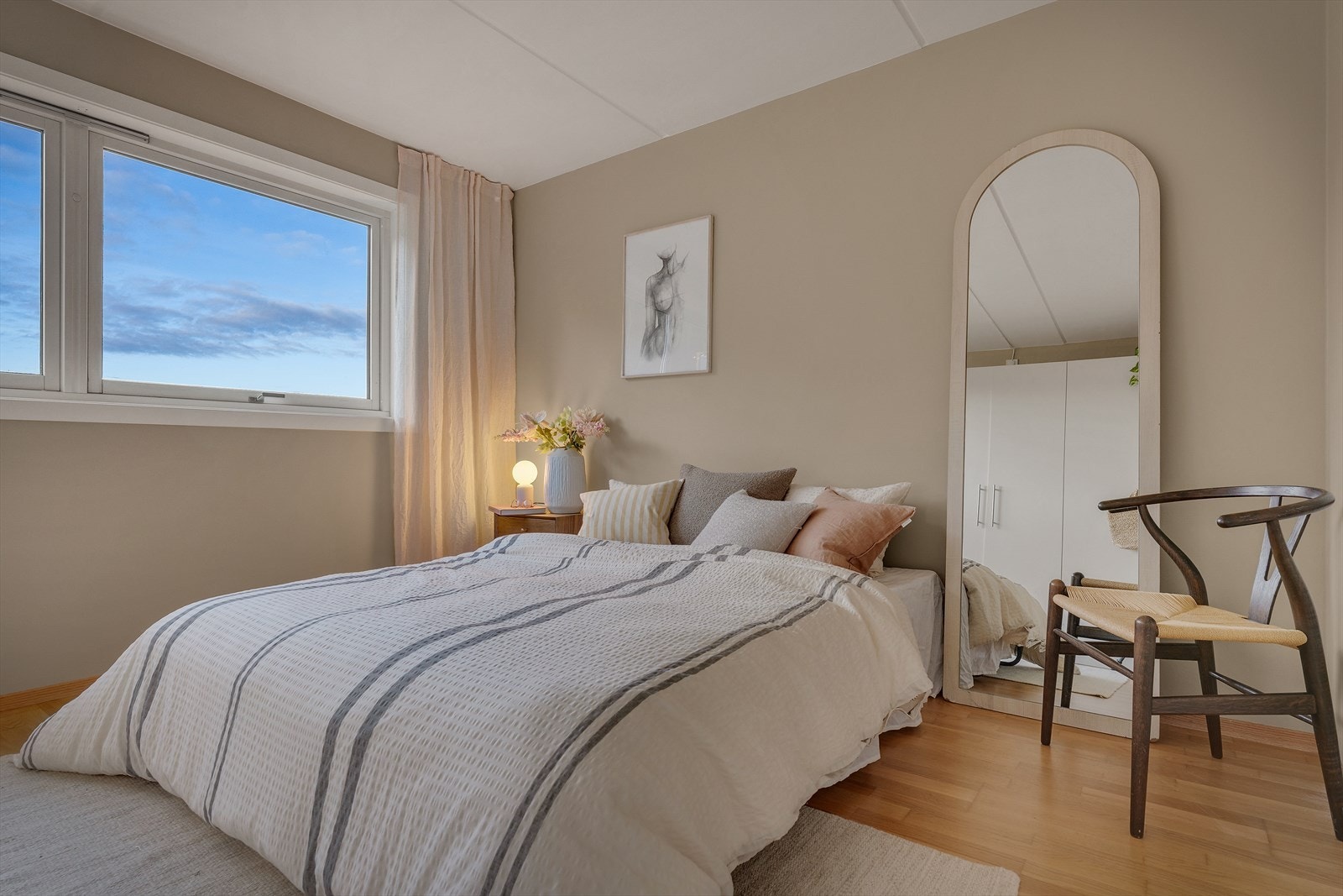 - Leiligheten har et romslig soverom på 12 m² - Galleribilde