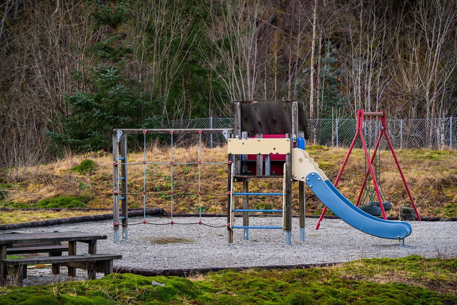 - Borettslagets tomt er pent opparbeidet med grøntarealer, interne veier, lekeplass og beplantning - Galleribilde