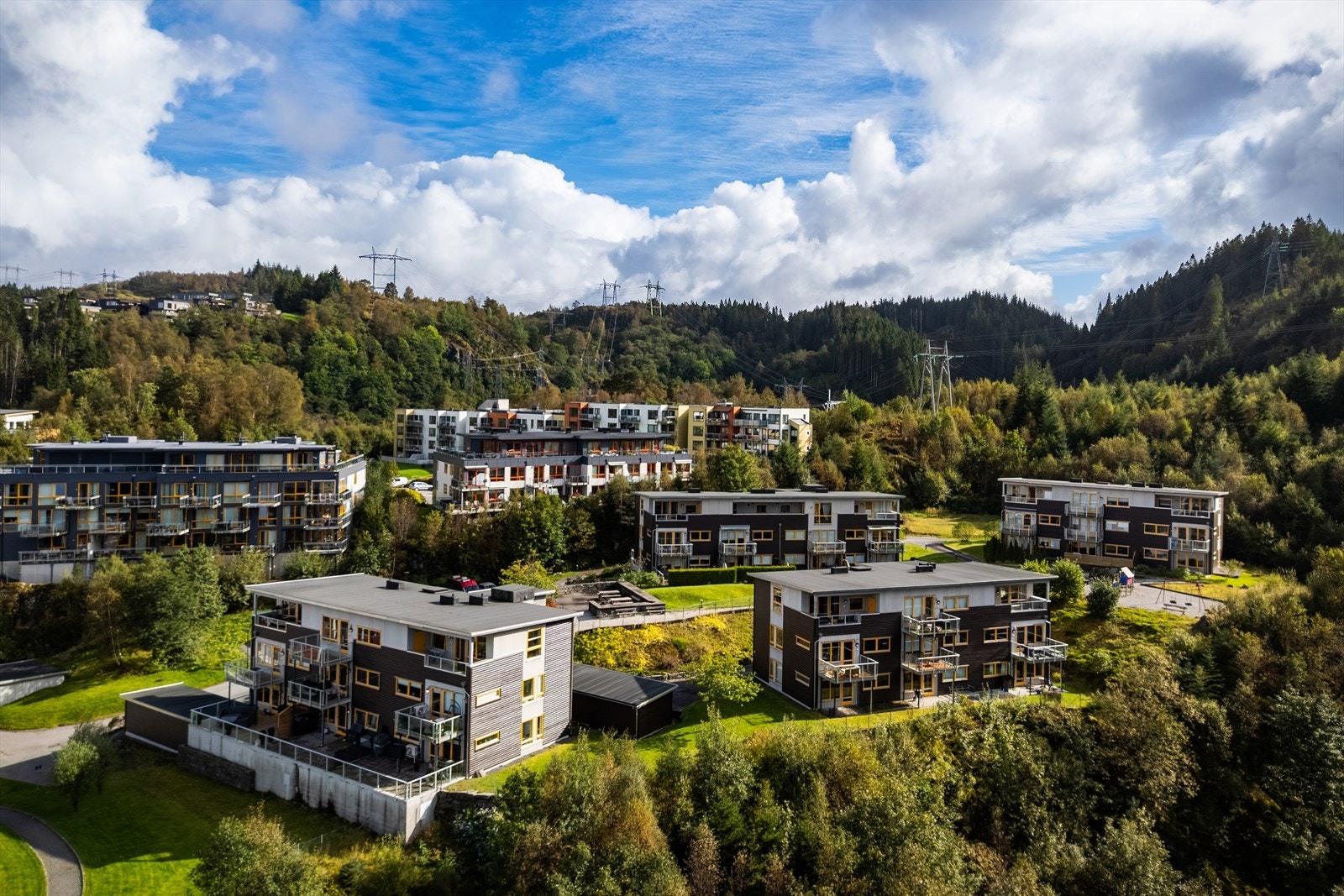 - Enkel tilgang til kollektivtransport, med busstopp ca. 10 minutters gange fra boligen - Galleribilde