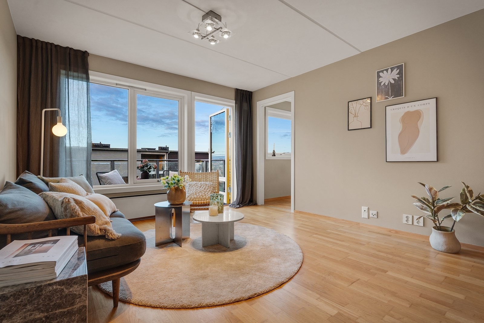 - Stuen har praktisk planløsning som enkelt lar deg innrede med blant annet sofagruppe og TV-møbel - Galleribilde