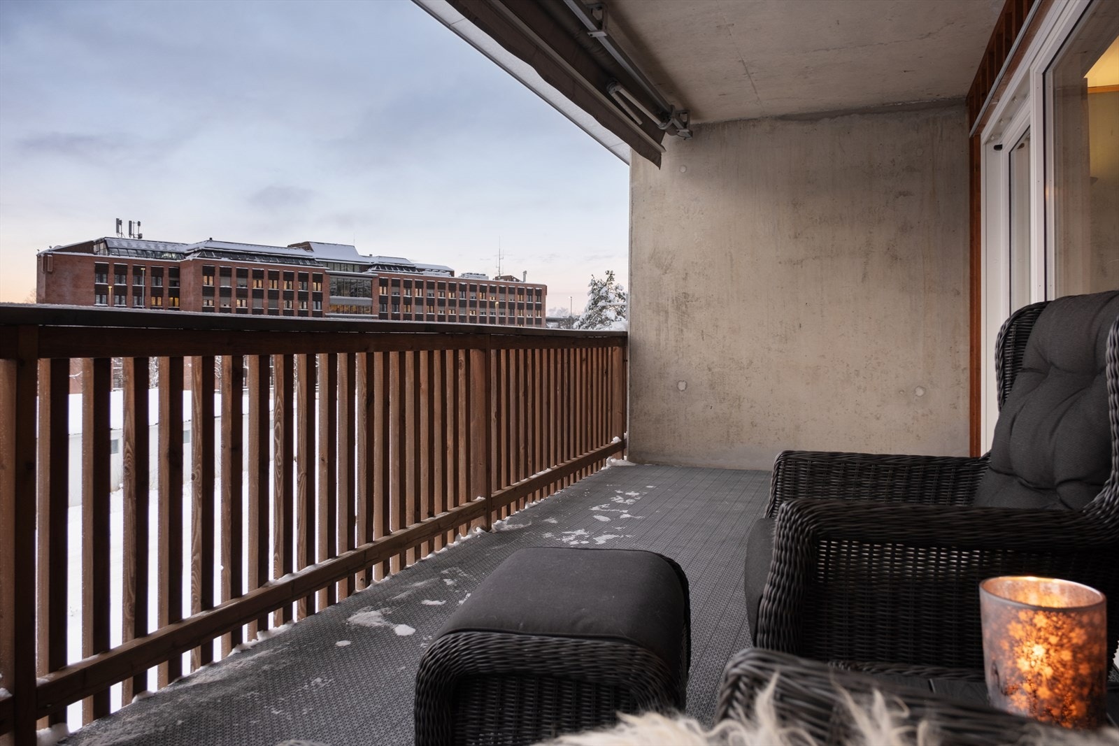 Terrassen er takoverbyg. Markise montert Galleribilde