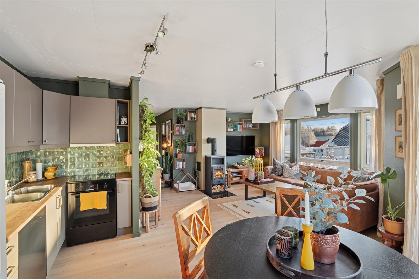 Peisovn bidrar med jevn varme og skaper en hyggelig atmosfære. Galleribilde