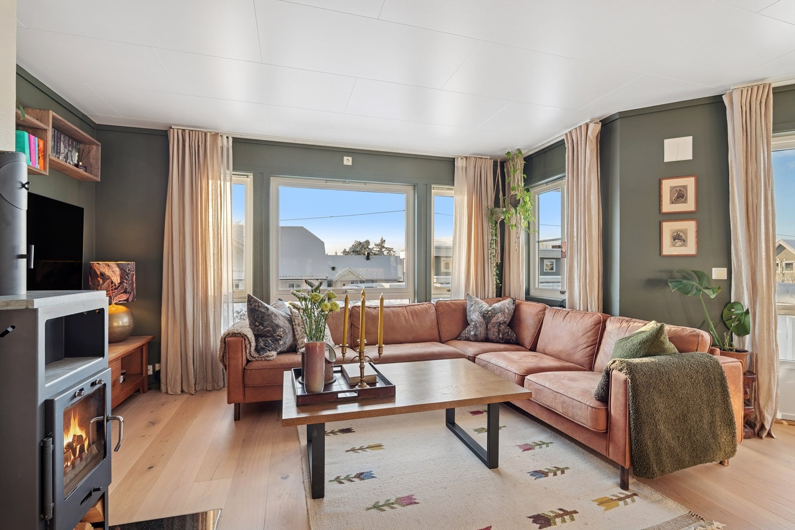 Stuen har store vindusflater og godt med naturlig lys inn. Galleribilde