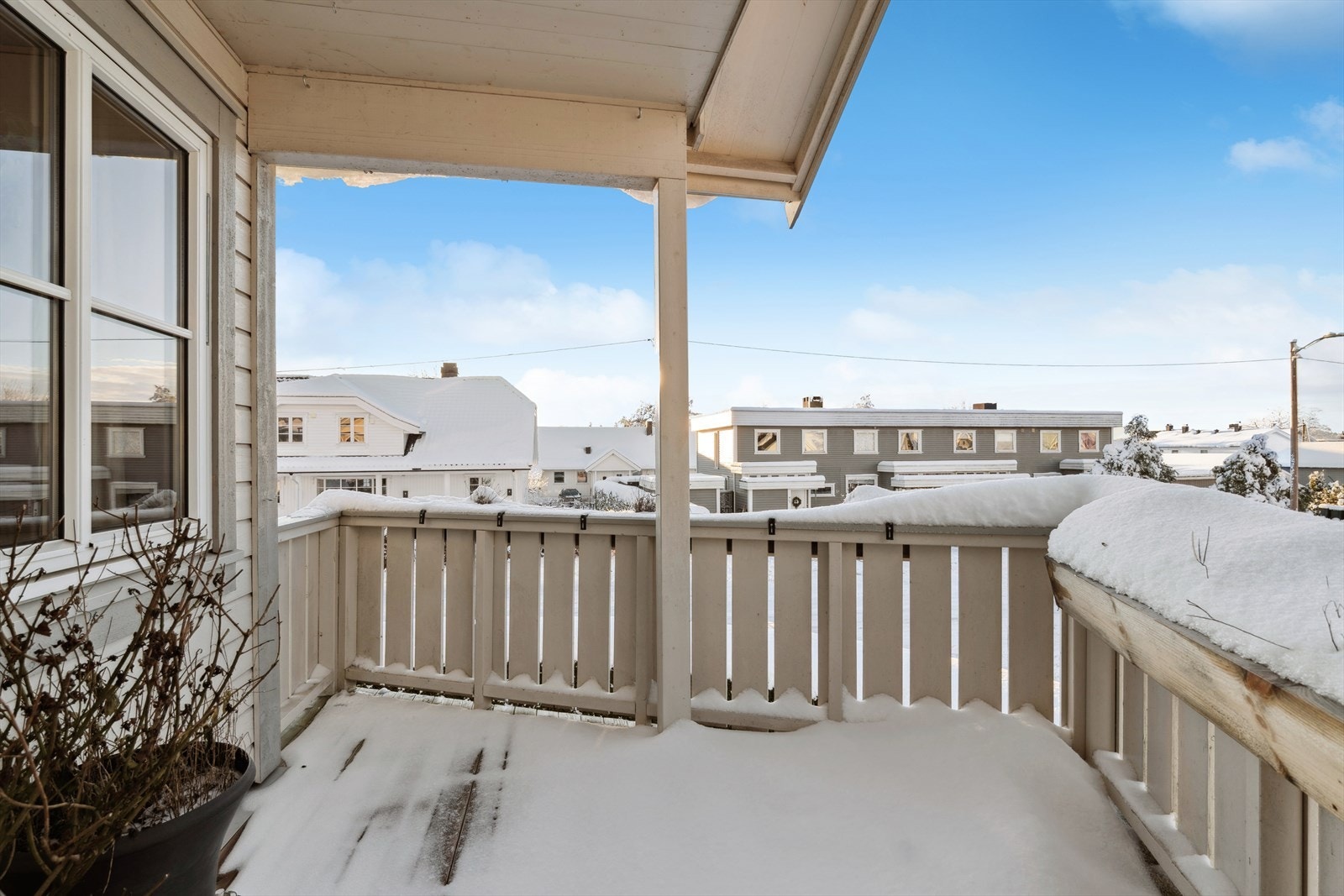 Vestvendt veranda med utsikt over nærområdet. Galleribilde