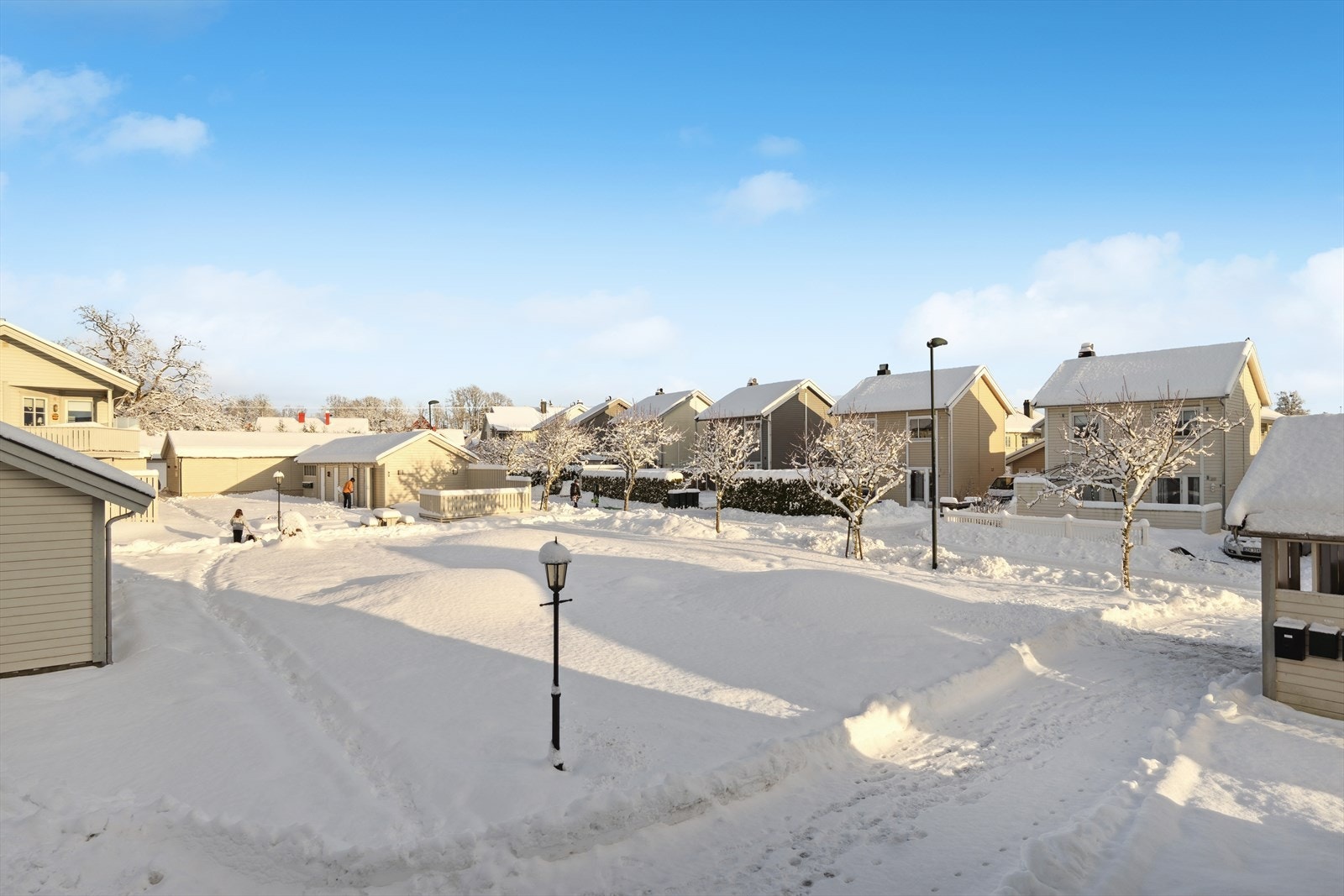 Borettslaget har pent opparbeidet fellesareal med noe plen og diverse beplantning. Galleribilde