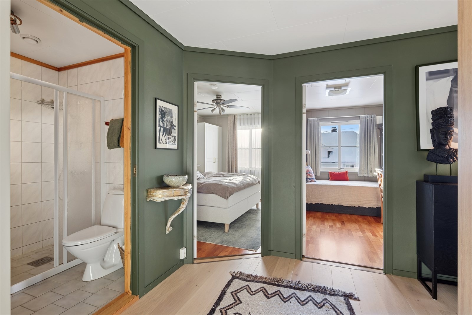 Enkel adkomst til de ulike rommene fra entrèen. Galleribilde