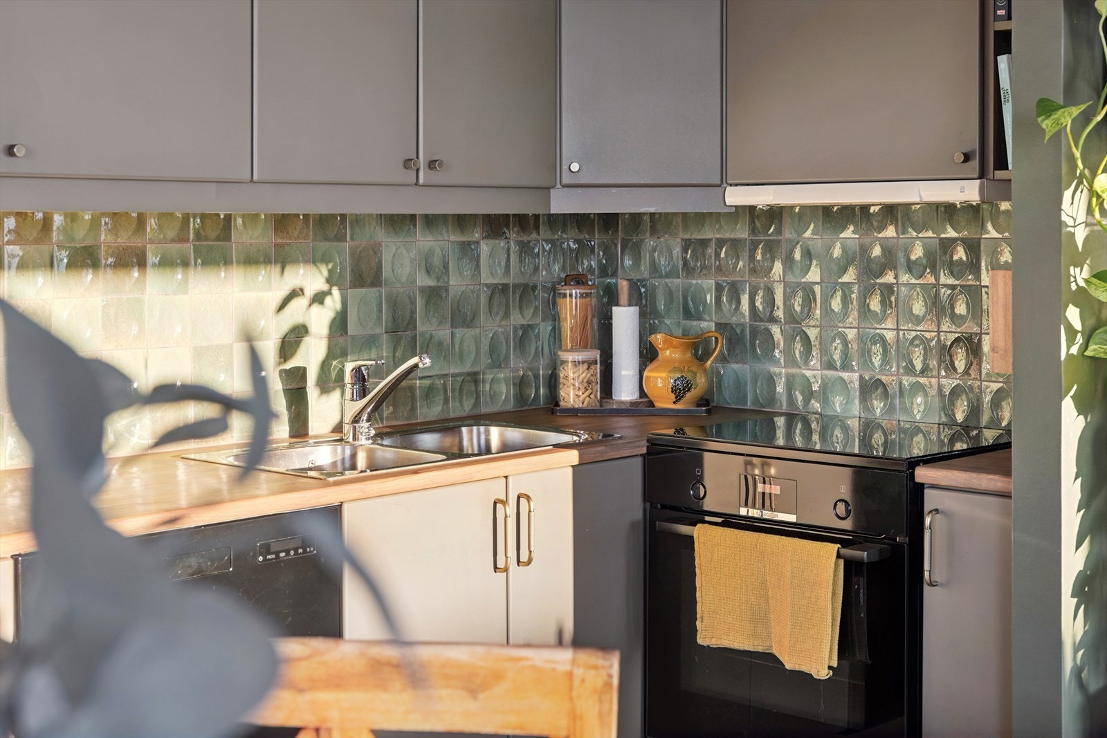 Fliser mellom over - og underskap gir et rustikt utrykk på kjøkkenet. Galleribilde