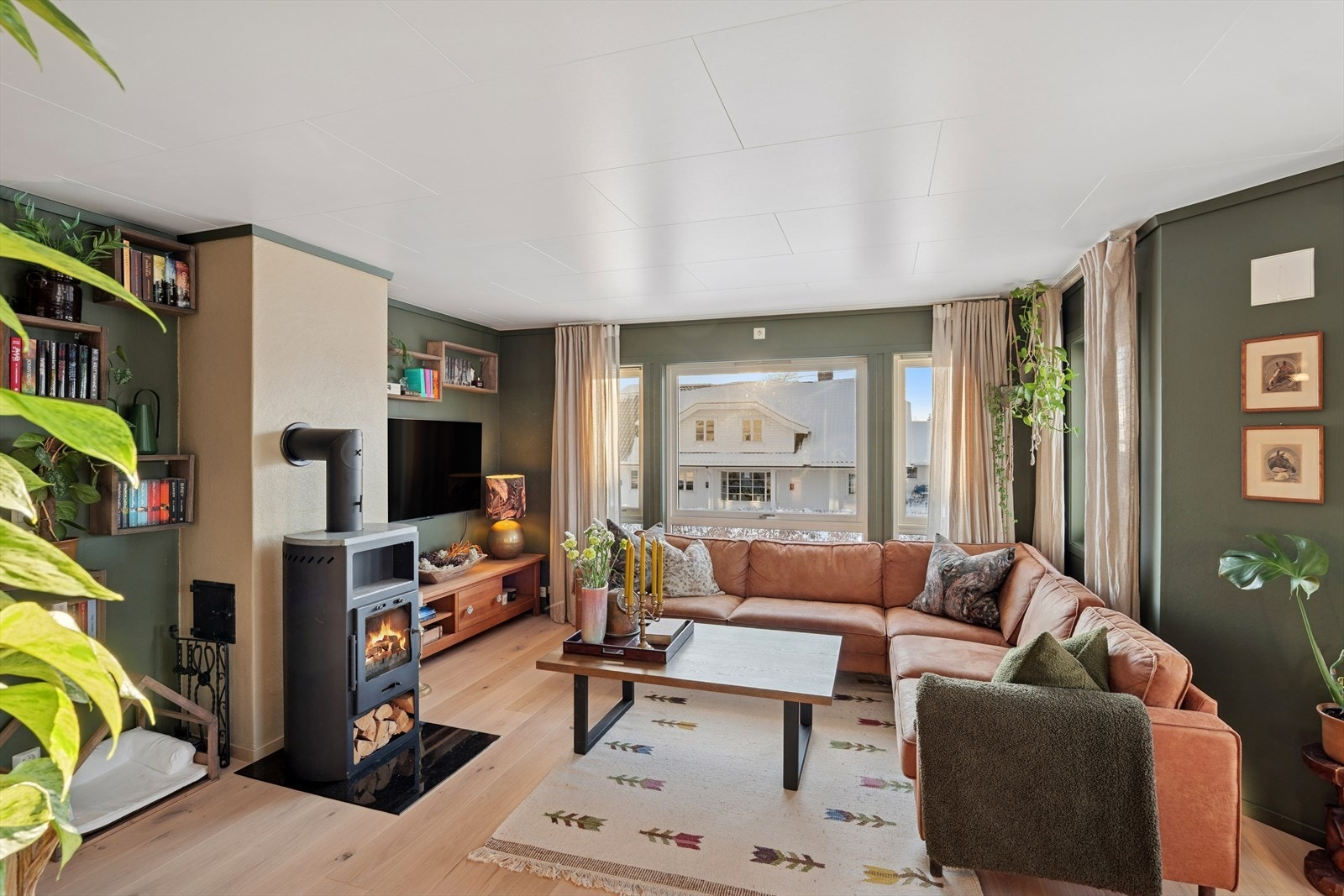 Her er god plass til stor sofa og annet interiør. Galleribilde