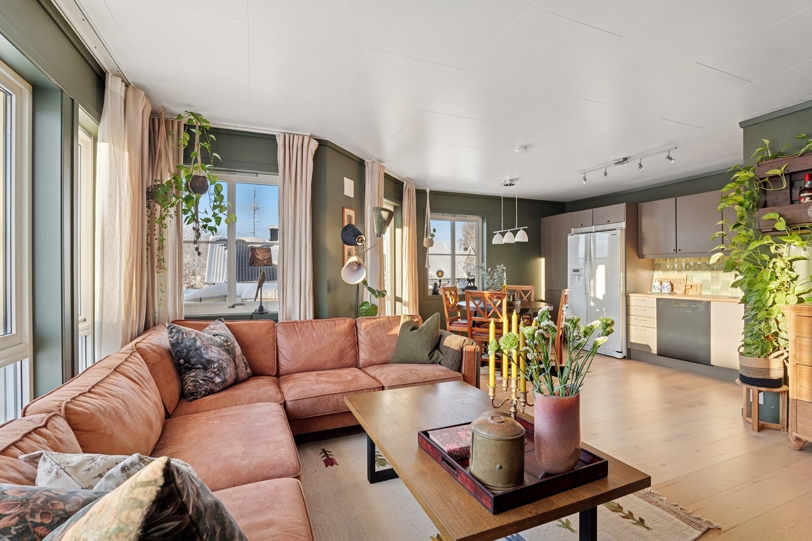 Direkte forbindelse til kjøkkenet gir en naturlig spiseplass. Galleribilde