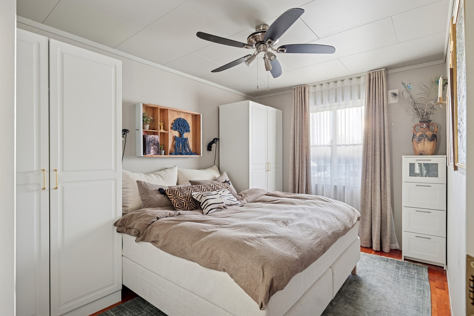 Hovedsoverom med plass til dobbeltseng og garderobe. Galleribilde