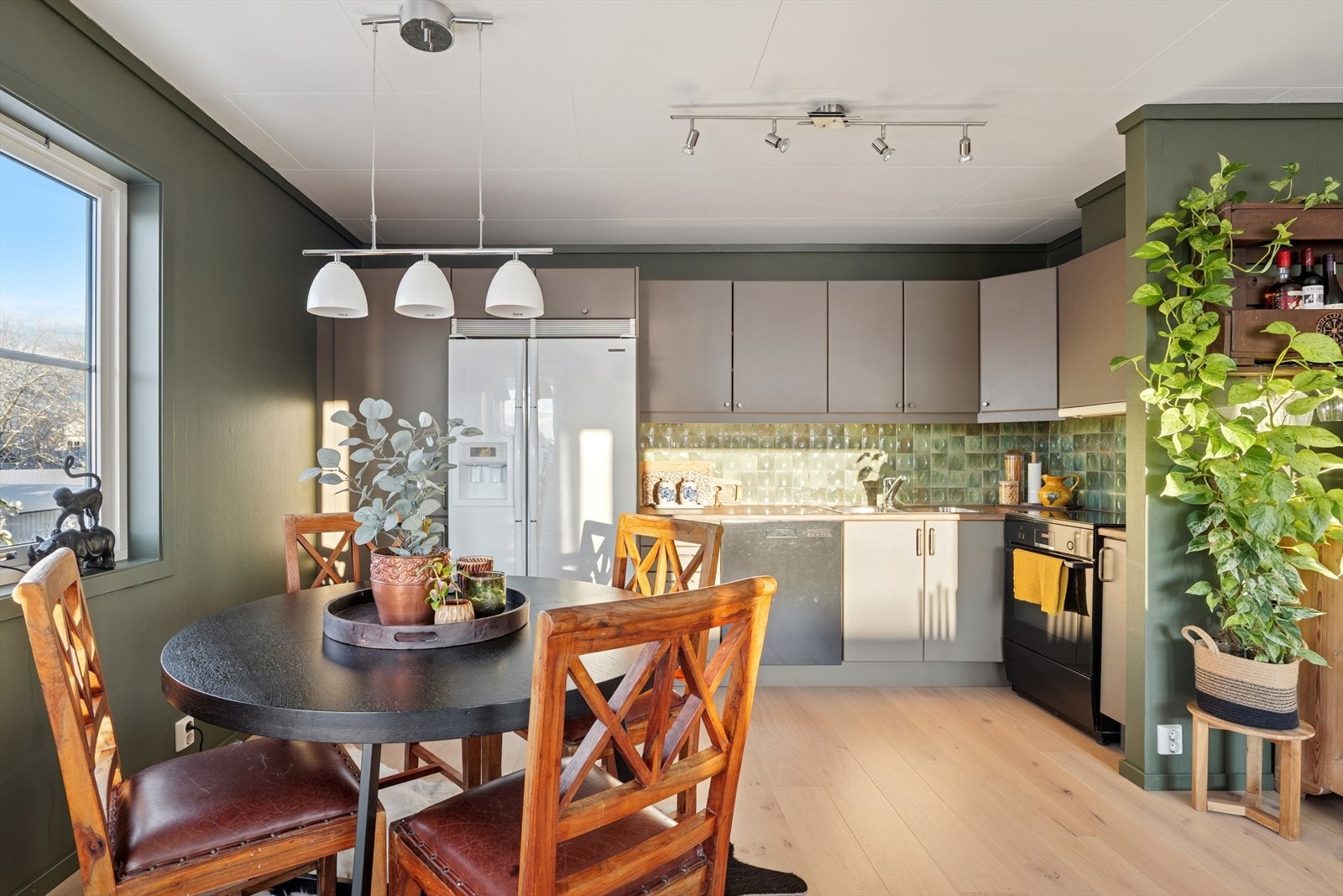 Her er god plass til mange rundt bordet både til hverdags og fest. Galleribilde