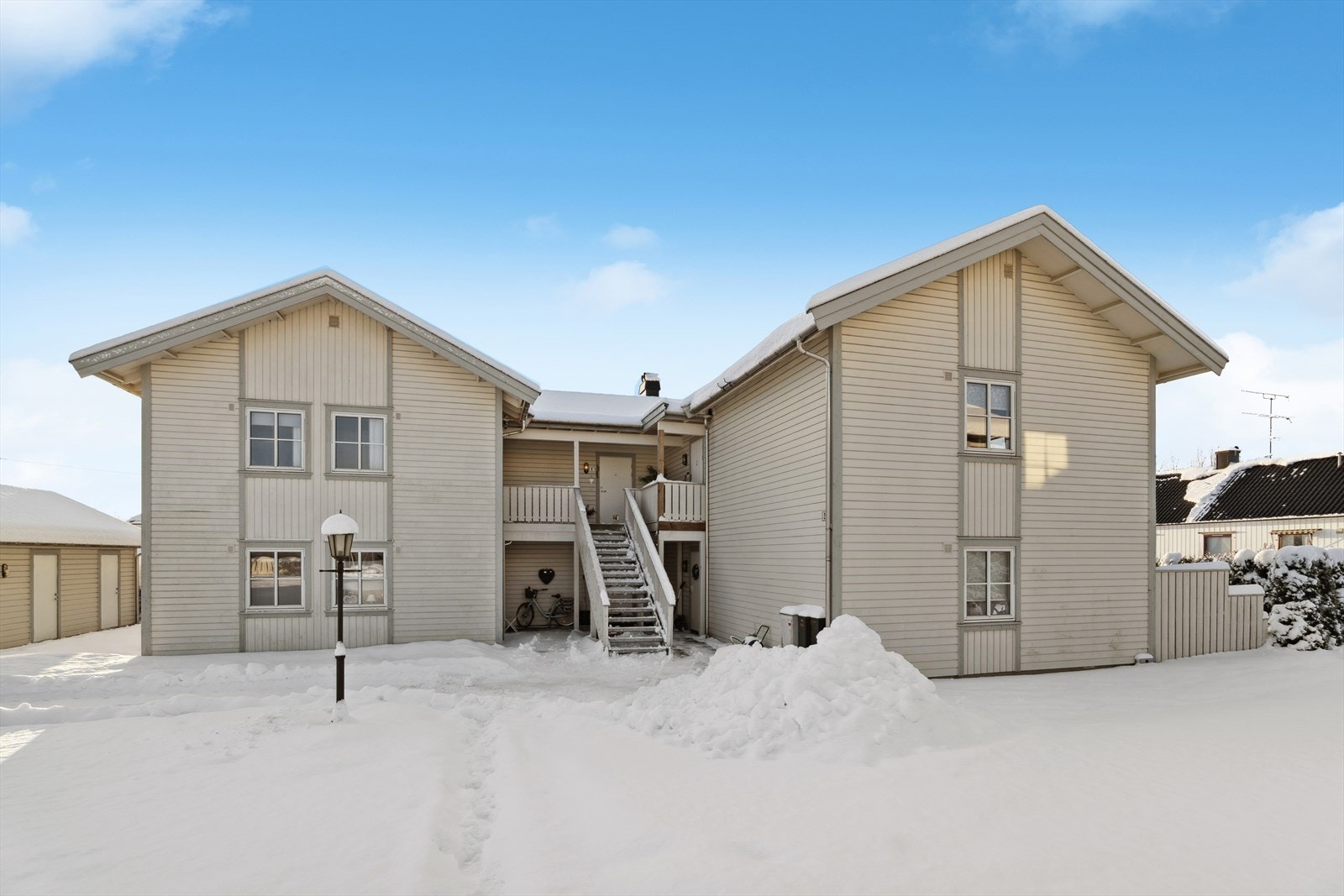 Inngangsfasade med trappeadkomst til leiligheten i 2. etasje. Galleribilde