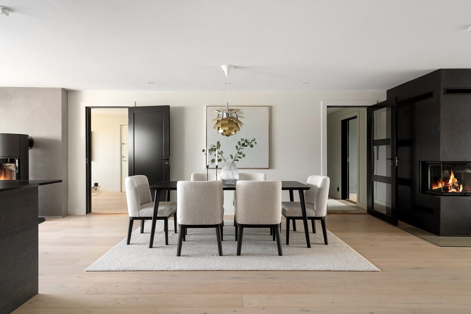 Romslig spisekjøkken med god plass til stort spisebord. Her er det gode muligheter for å dekke opp til selskap. Galleribilde