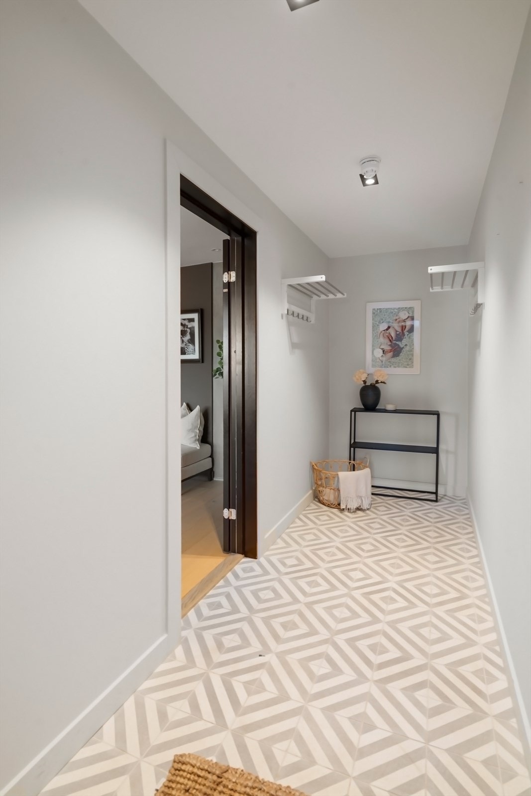 Flislagt entré med varmekabler i gulv. Plass til garderobeskap. Galleribilde