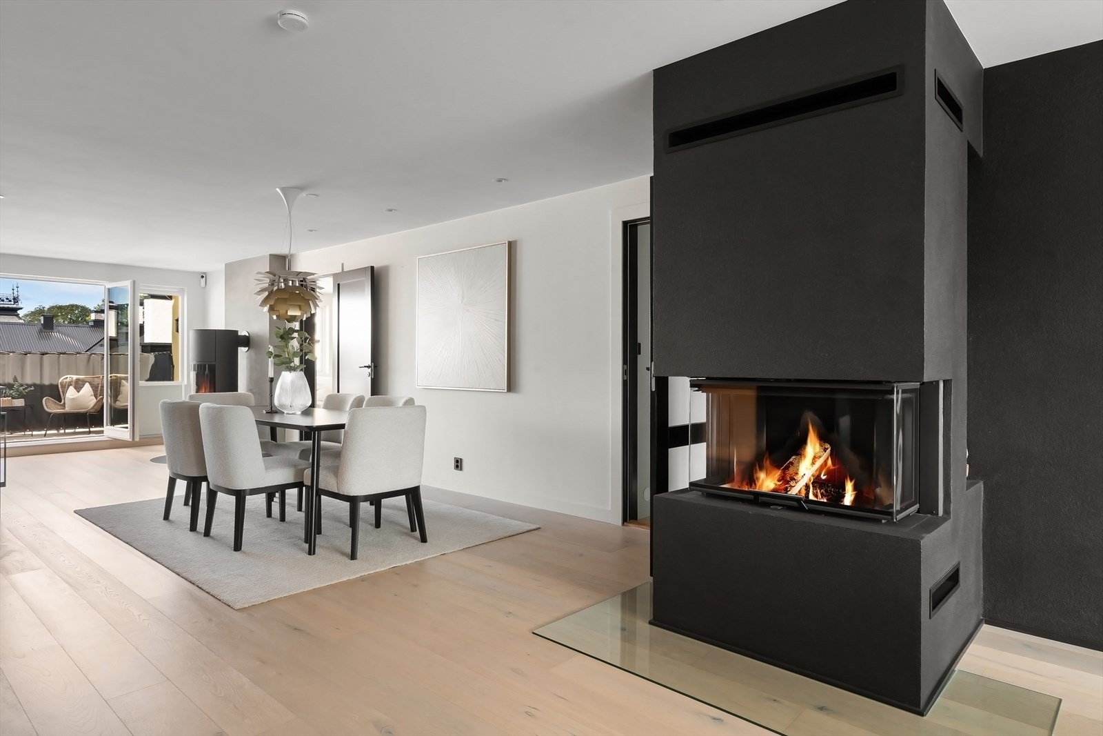 Innebygget peisinnsats som midtpunkt i stuen. Denne setter stemingen! Galleribilde