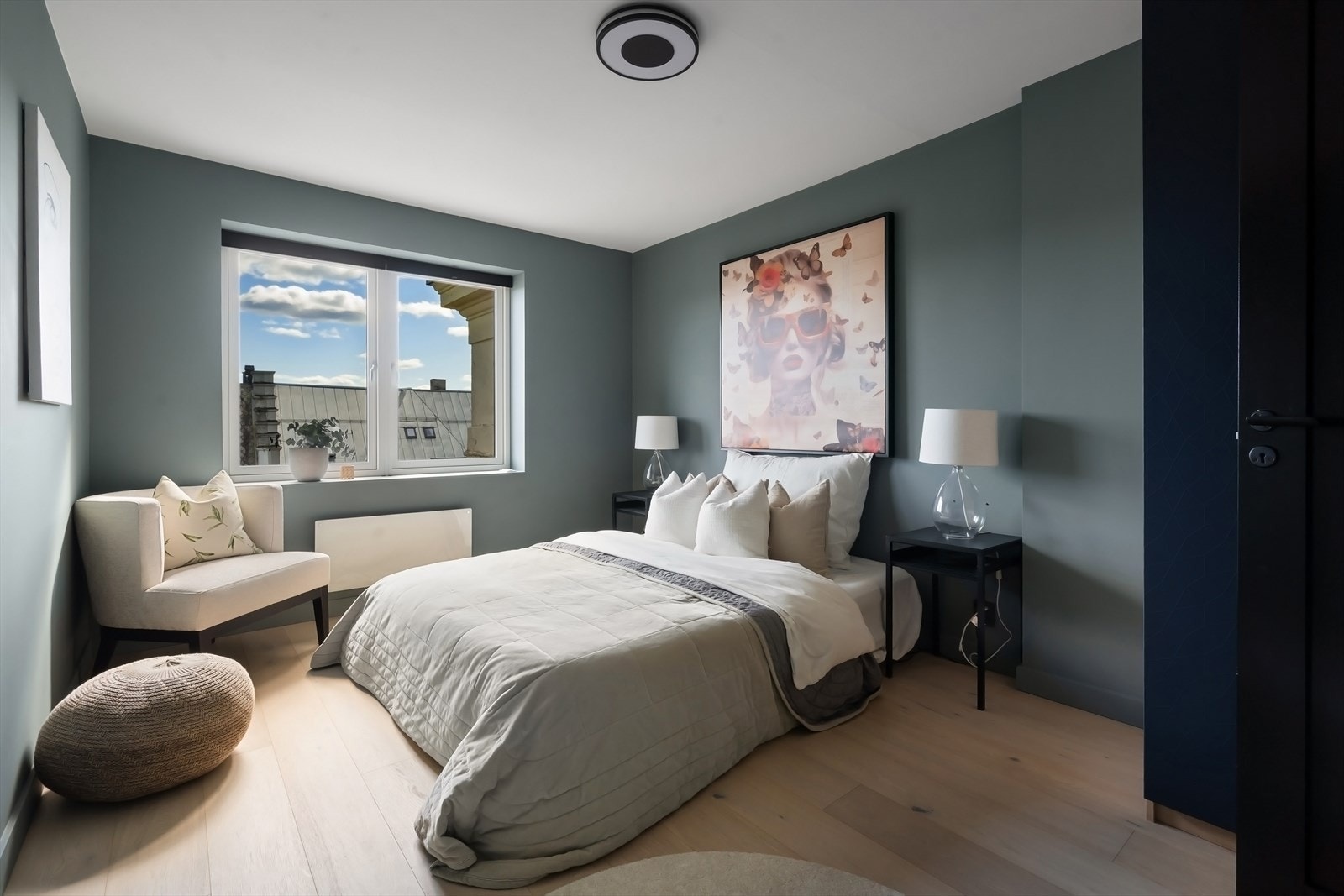 Soverom 2 med god plass til dobbeltseng, kommode og garderobeskap. Galleribilde