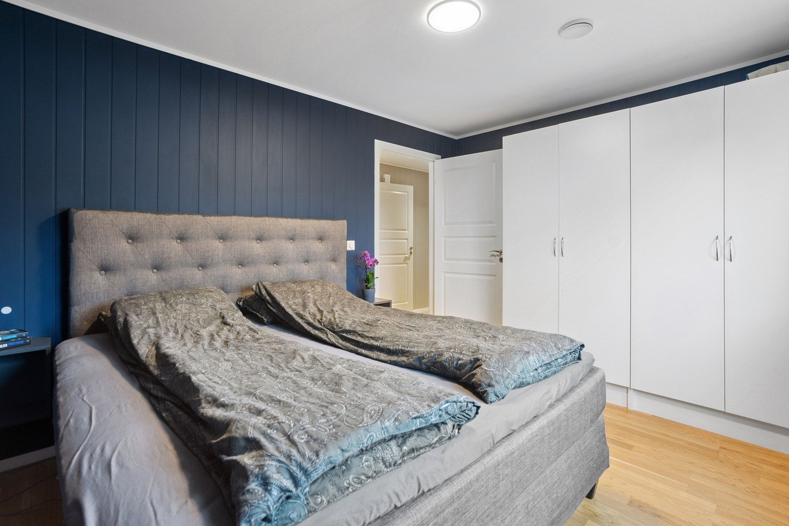 Romslig med garderobeskap Galleribilde