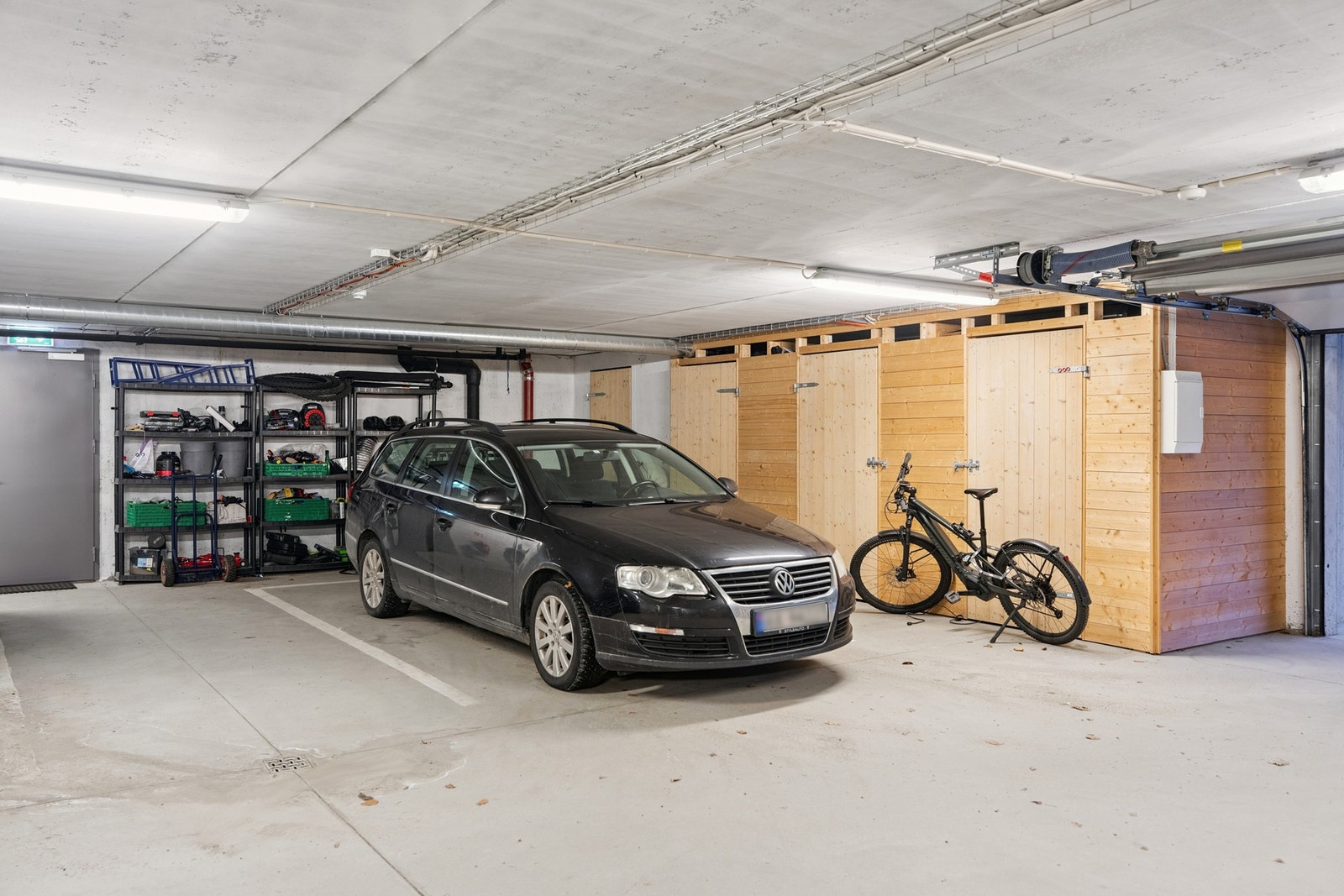 Garasje og sportsbod i underetasje. Heis opp til leiligheten Galleribilde