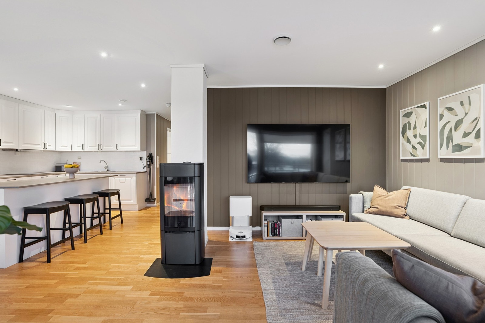 Åpen løsning, men praktisk og enkel og møblere. Galleribilde