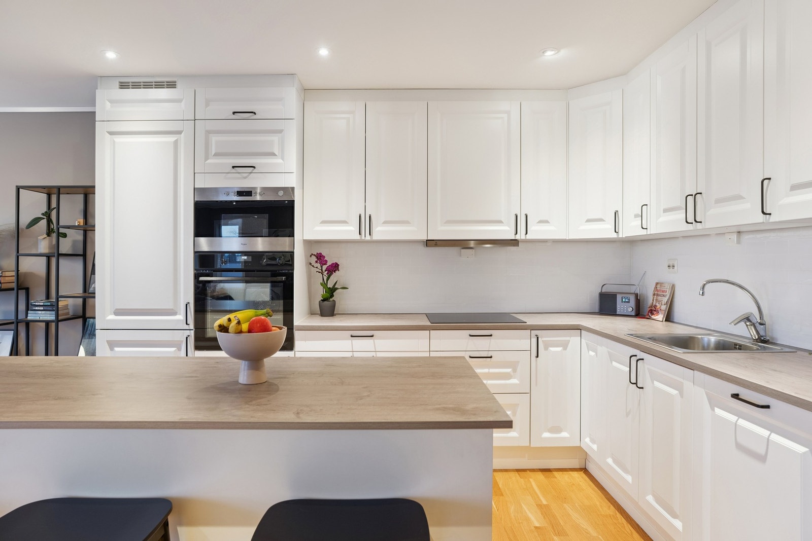 Hvite fronter og laminat benkeplate. Galleribilde