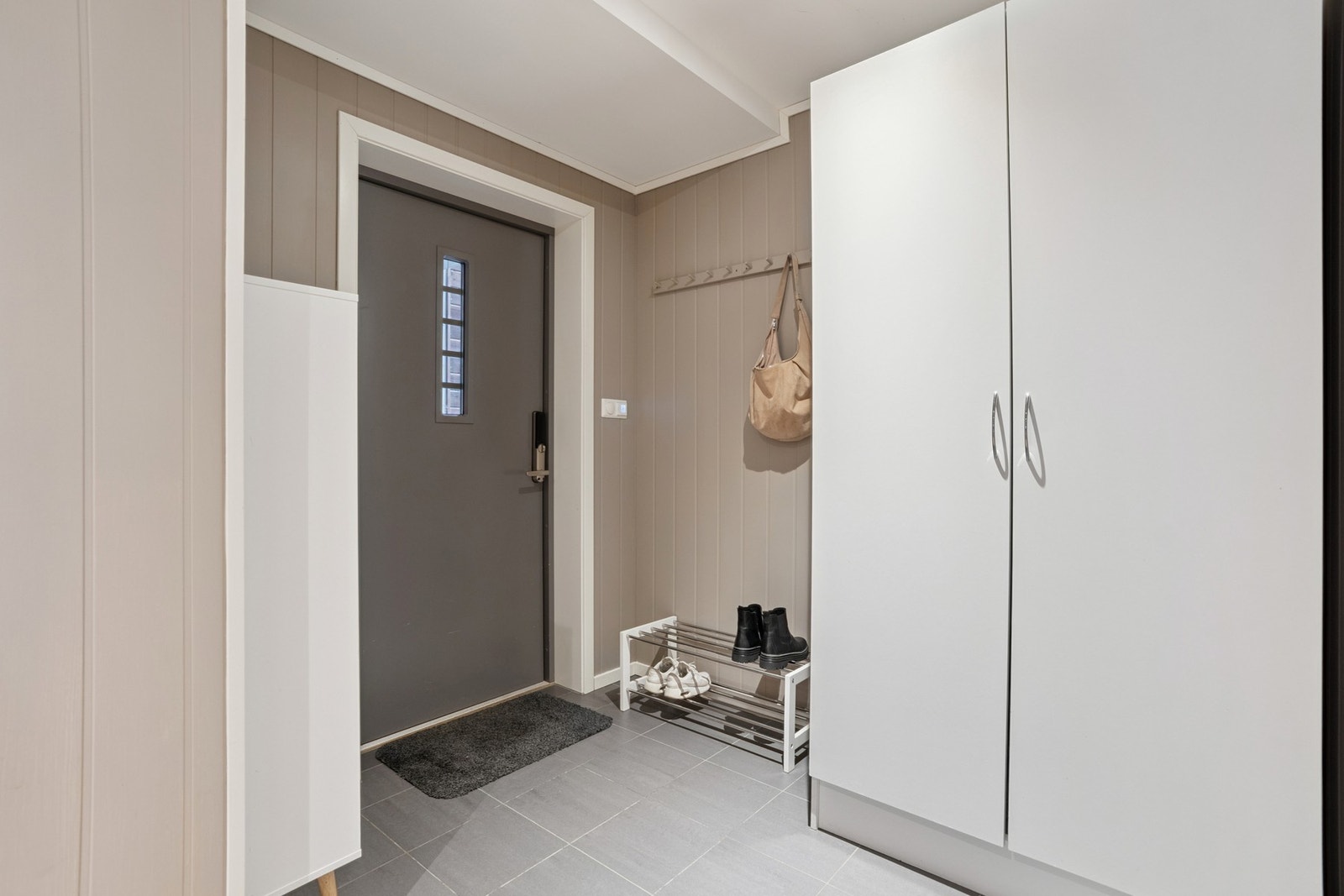 Entré med flislagt gulv. Galleribilde