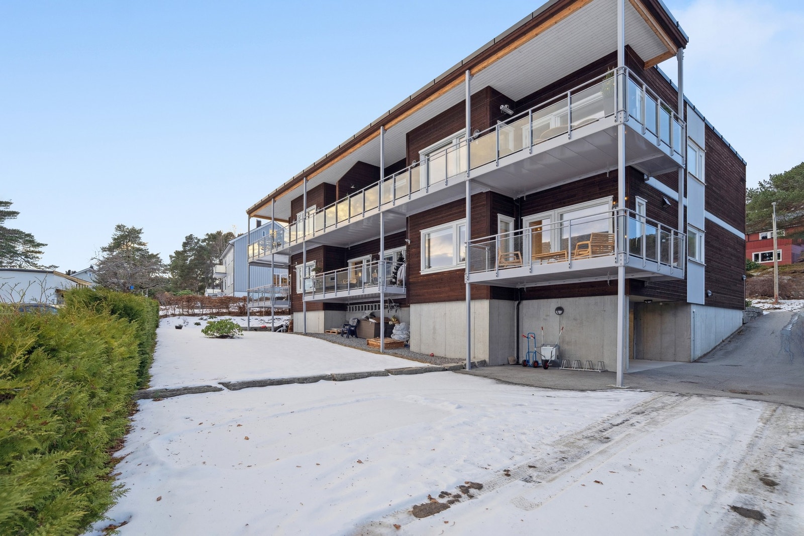 Innkjøring til parkering på østside, varmekabler i bakken ned mot parkeringen Galleribilde