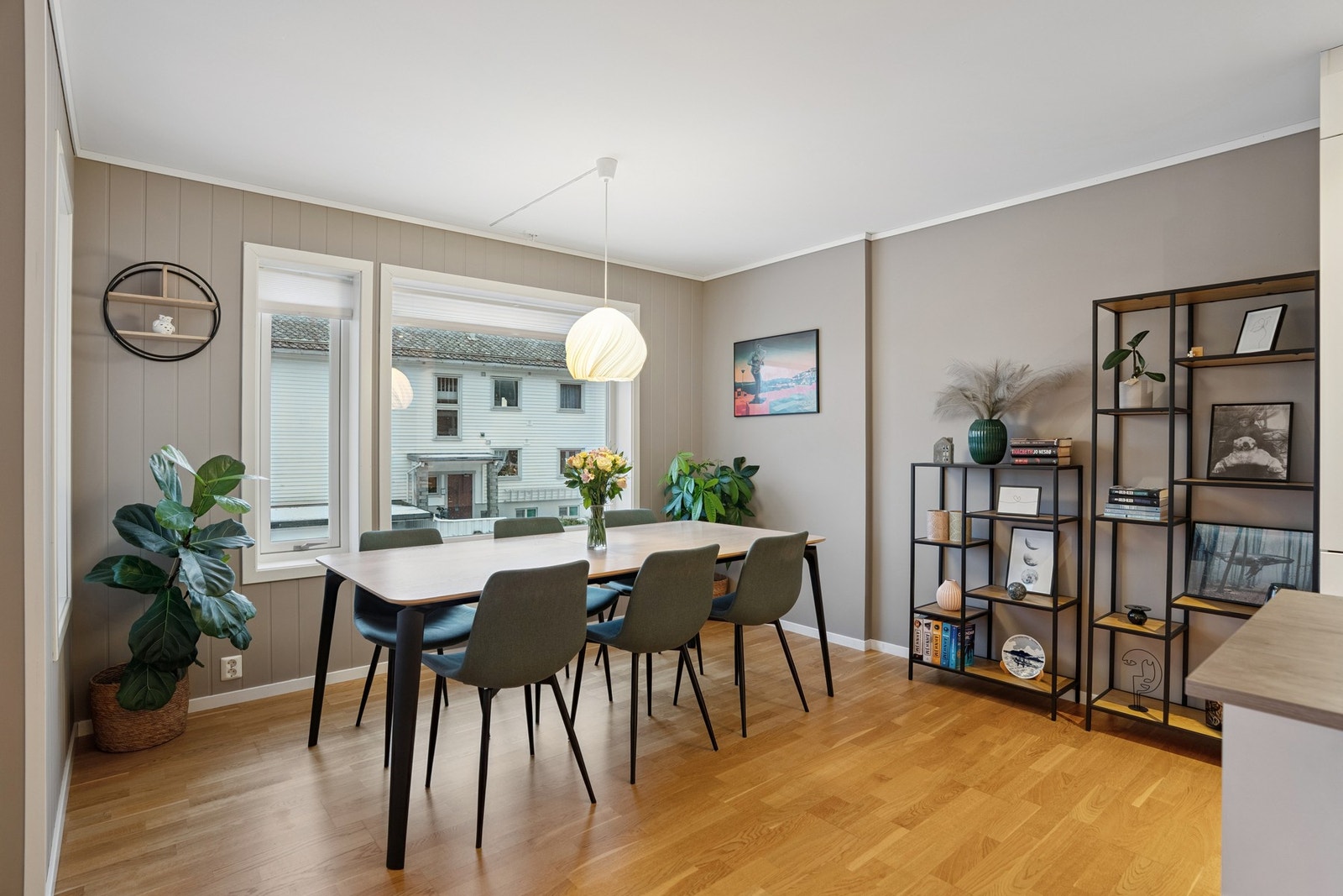 Spisestue i tilknytning kjøkken. Galleribilde