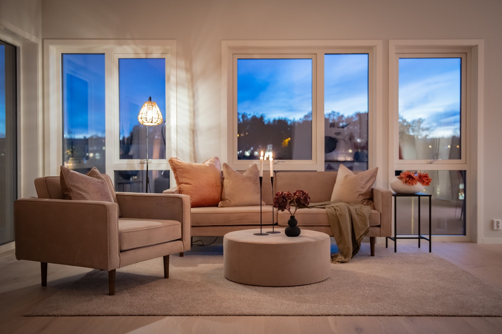 Stuen er stor og luftig, rikelig med vindusflater Galleribilde