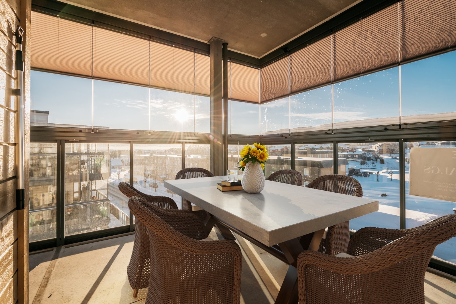 Fra stuen er det utgang til stor, vestvendt balkong på 21 kvm og hvor du kan nyte gode solforhold Galleribilde