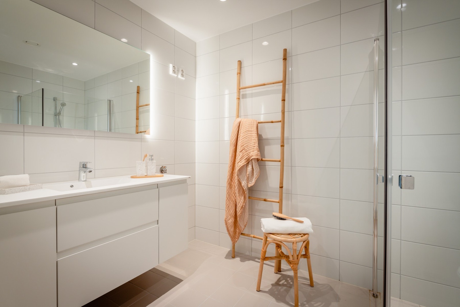 Flislagt bad med opplegg for vaskemaskin Galleribilde