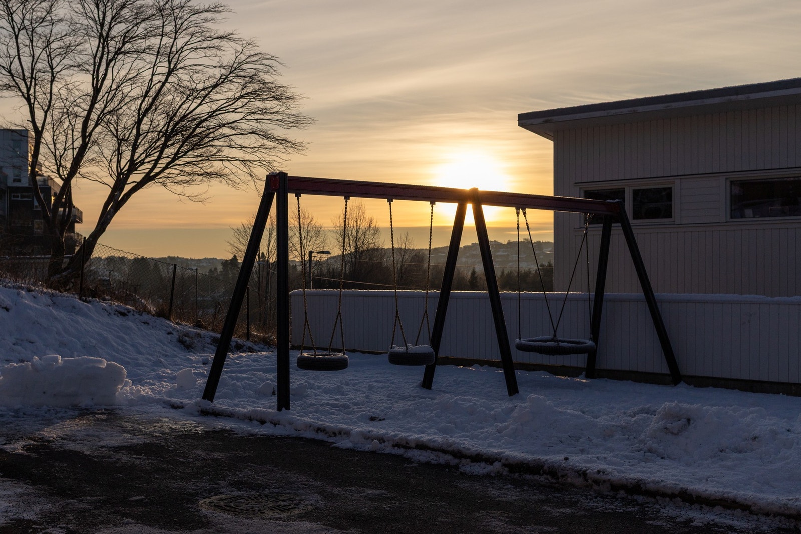 Lekeplass like utenfor huset Galleribilde