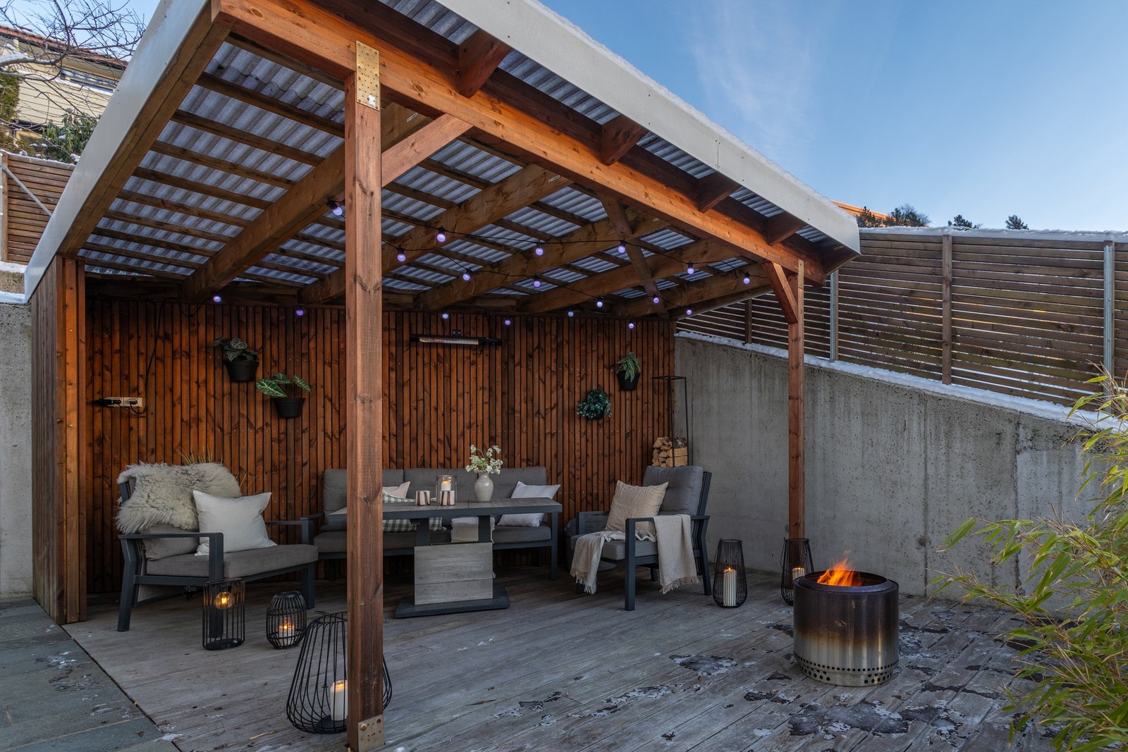 Legg merke til detaljer som forsterkede gjerdestolper, beslag på taket osv Galleribilde