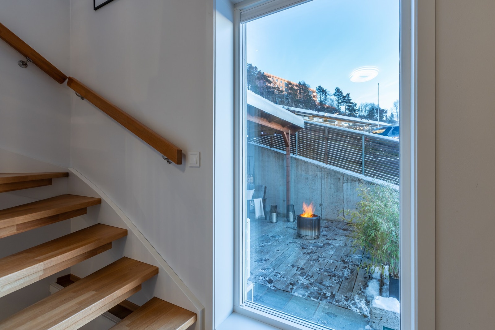 Dette vinduet ligger i andre etasje, utenfor soverommene Galleribilde