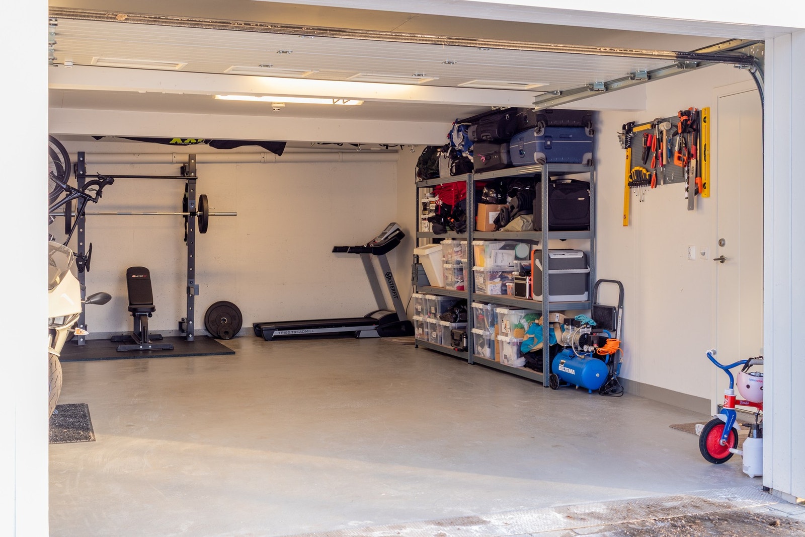 Selger har benyttet garasjen også som treningsrom Galleribilde