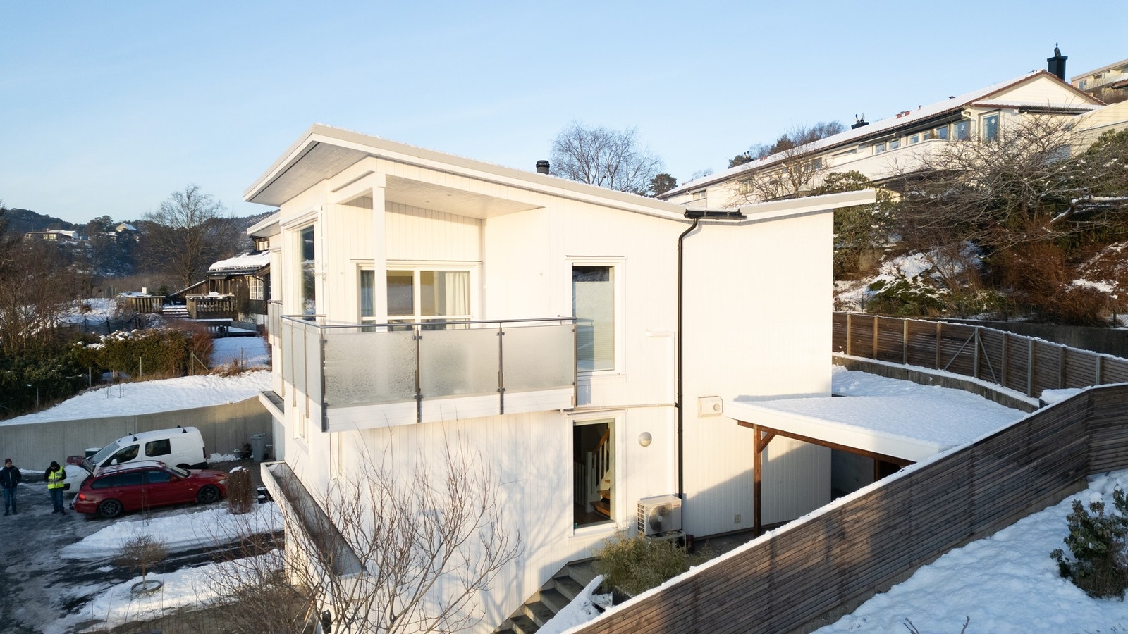 Langs gjerdet går det adkomst til veien ovenfor. Galleribilde