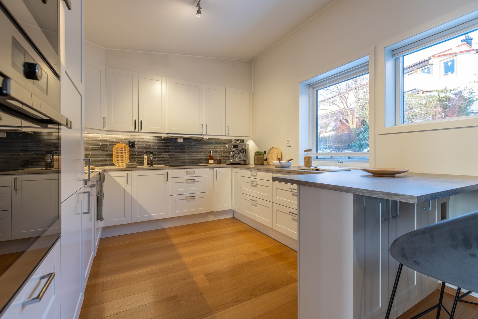 Kjøkkenet er praktisk, og har rikelig med benkeplass og skap Galleribilde