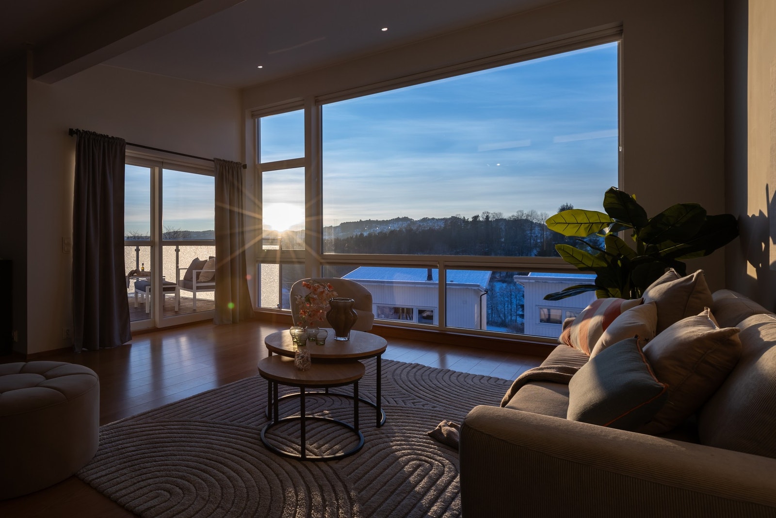 I stuen er det et utrolig lysinnfall, og fargene inne endrer seg etter hvordan solen passerer utover ettermiddagen Galleribilde