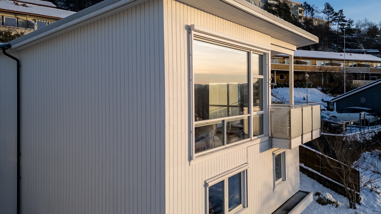 De store vindusflatene speiler solen Galleribilde