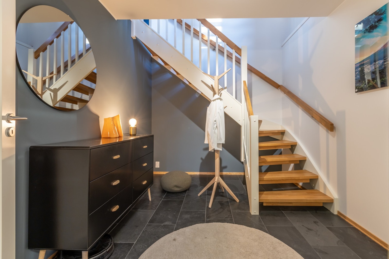 Trapperommet ligger innenfor vindfanget, som også har direkte adkomst til garasjen fra innsiden Galleribilde