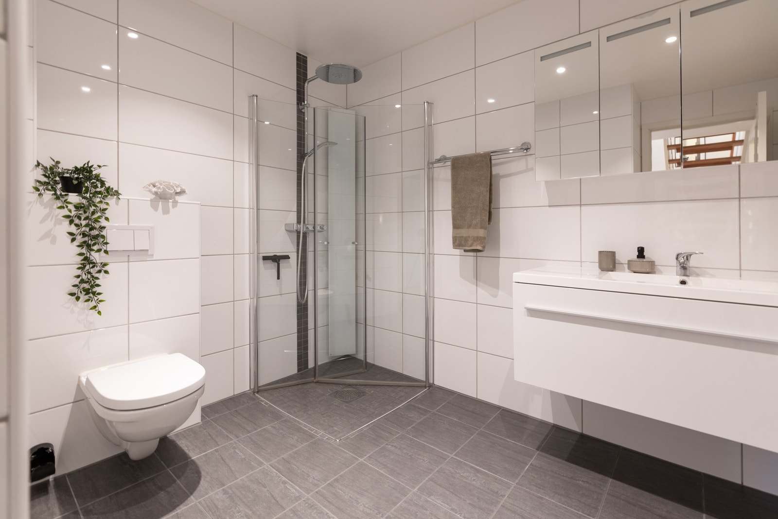 Lyst og fint bad, med god plass Galleribilde