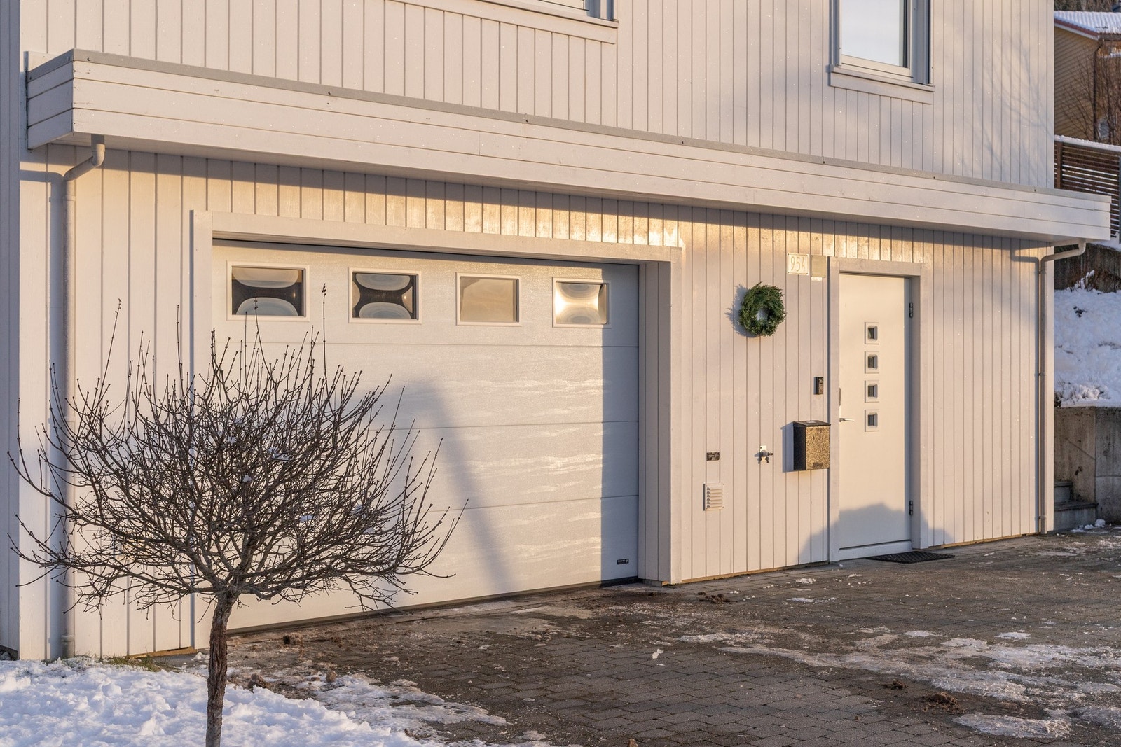 Stor dobbelport og ryddig oppstilling for to biler Galleribilde