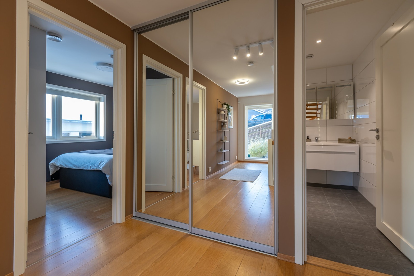 Skyvedørsgarderobe, og bad, like ved master Galleribilde