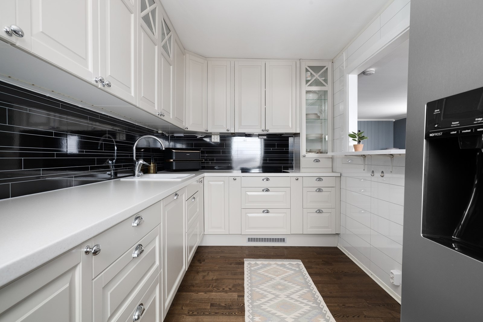 Kjøkkenet har nyere Epoc innredning med profilerte fronter og laminert benkeplate. Over stekesone er det montert ventilator med avtrekk ut. Det er også montert automatisk vannstopper og komfyrvakt. Galleribilde