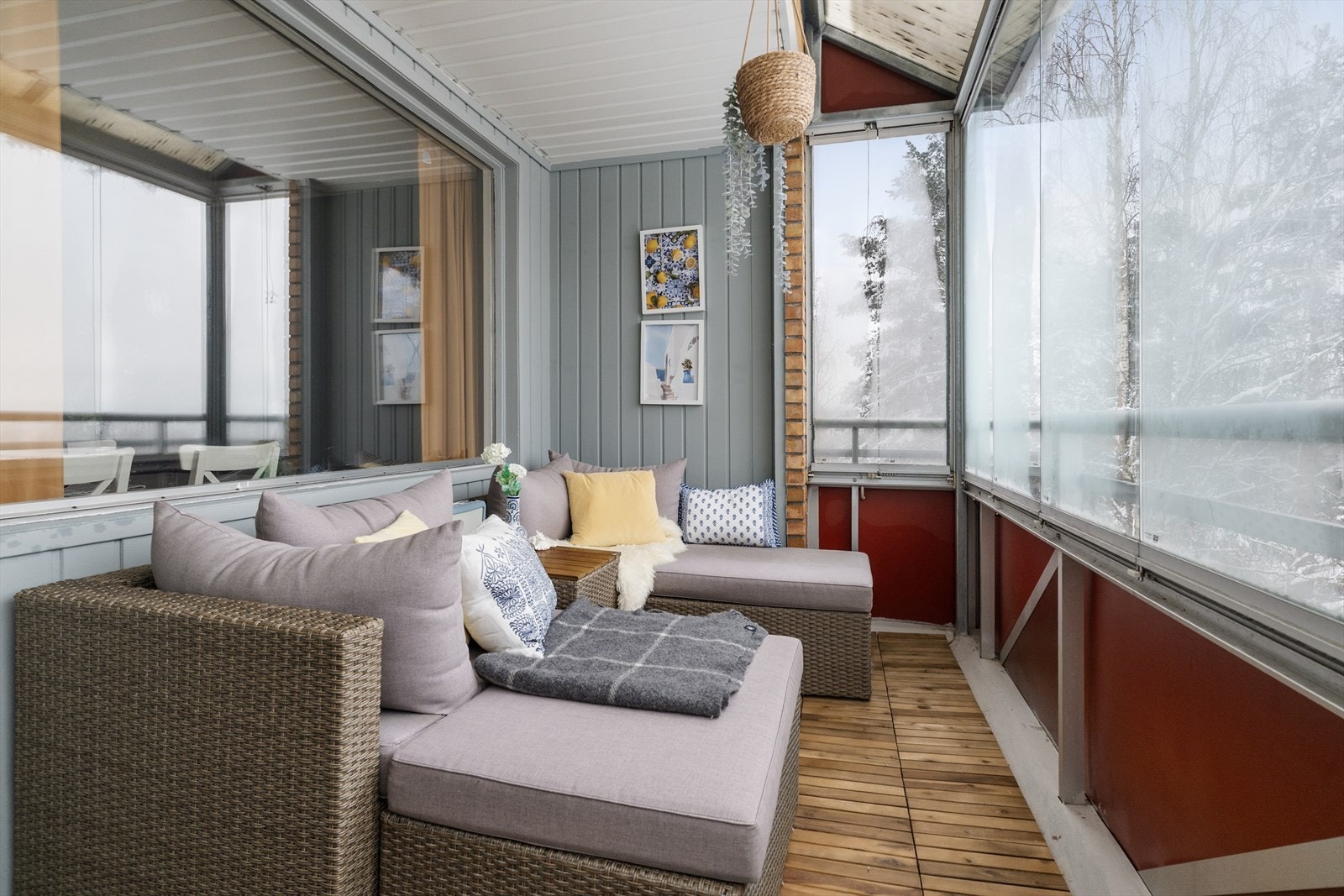 Fra stuen er det utgang til en deilig, sydvendt og innglasset balkong på 7 kvm. Galleribilde