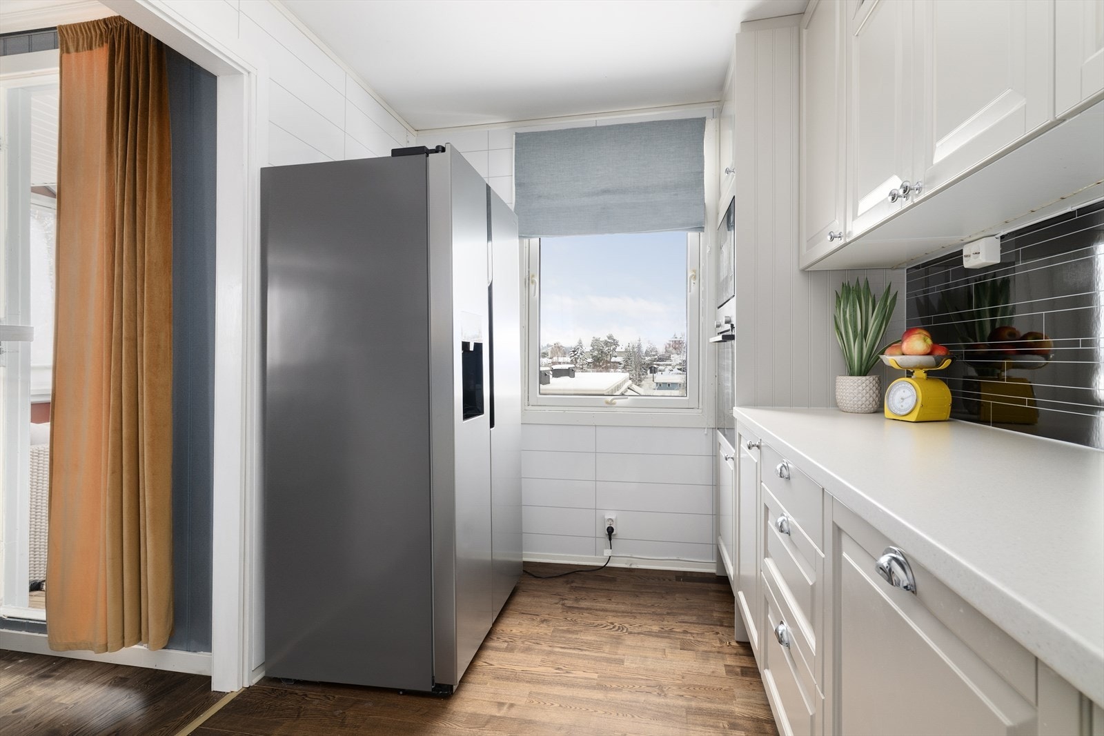 Lekkert kjøkken med god skap- og benkeplass. Det er integrerte hvitevarer som oppvaskmaskin, induksjonstopp, micro og stekeovn. Galleribilde