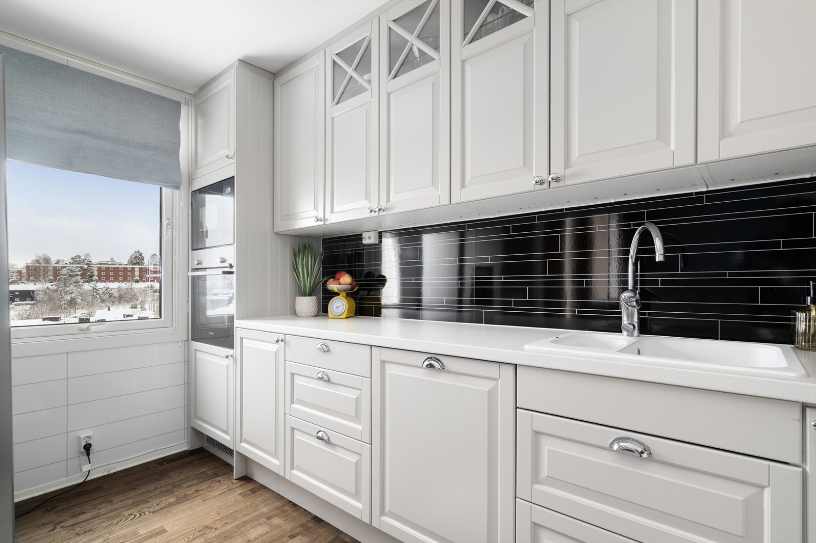 En tiltalende 3-roms leilighet sentralt på Gulset, med god planløsning og innglasset balkong mot syd. I nærområdet har man barnehager, barneskoler og ungdomsskole, samt idrettsanlegg hvor Gulset IF har et aktivt tilbud. Galleribilde