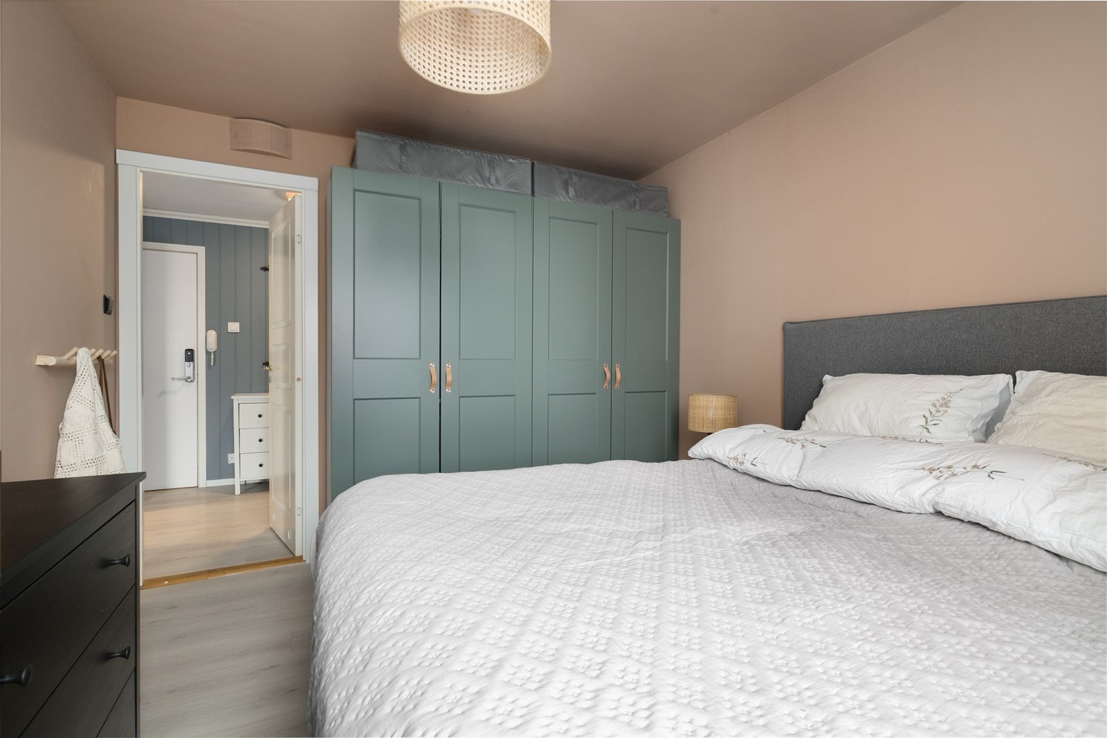 Hovedsoverommet innehar garderobeskap med plass for klesbeholdningen. Galleribilde