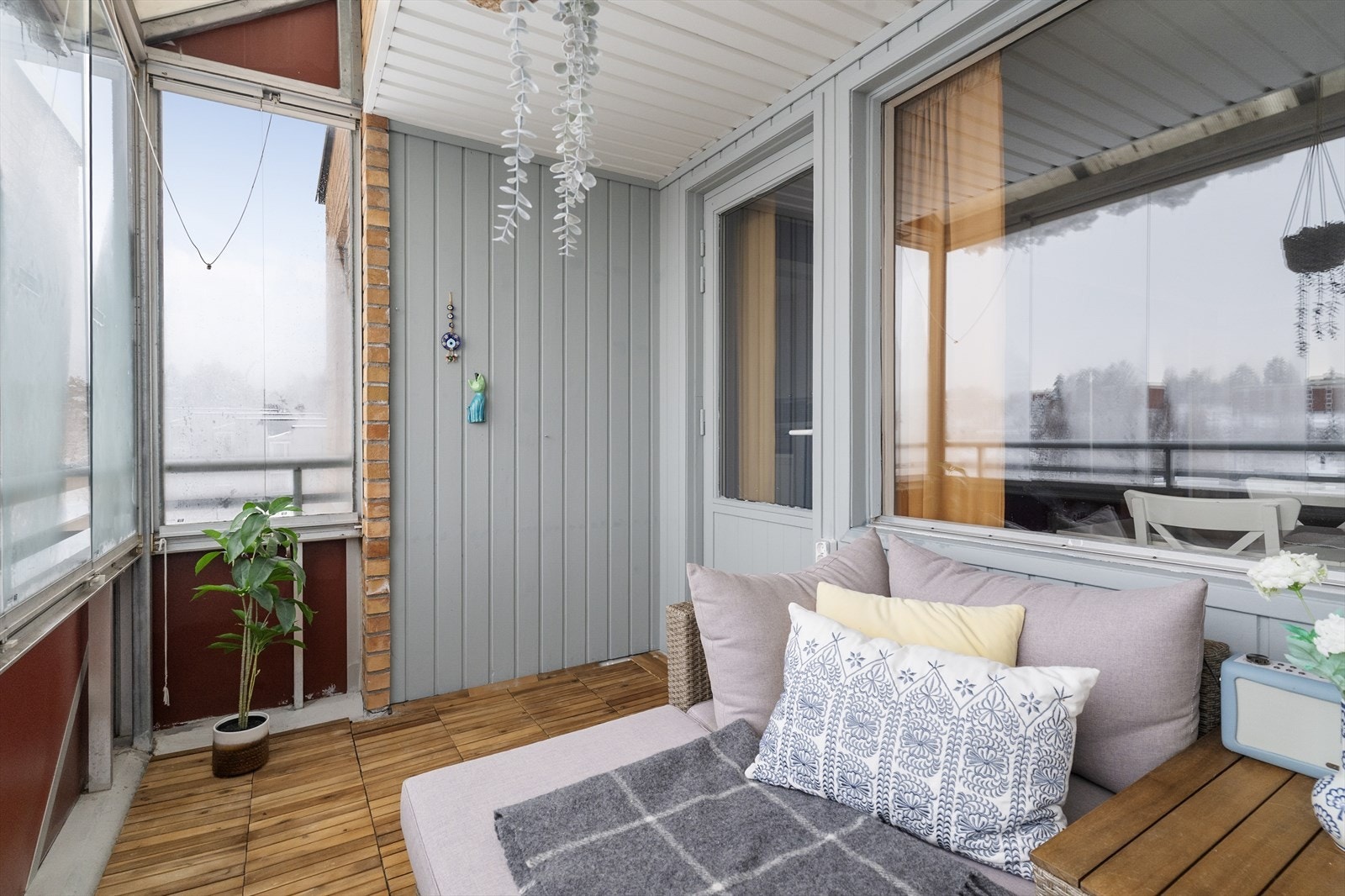 Balkongen har god plass til utemøbler, fine solforhold og hyggelig utsikt! Galleribilde