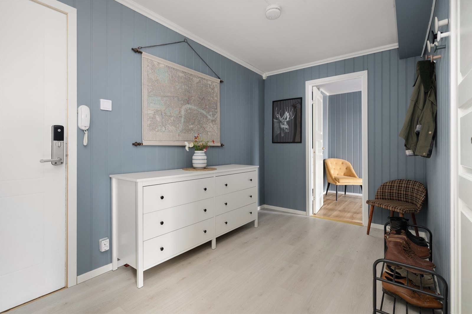 Lys og romslig entré som ønsker velkommen inn. Her er det god plass til å sette fra seg sko og henge fra seg yttertøy. Galleribilde