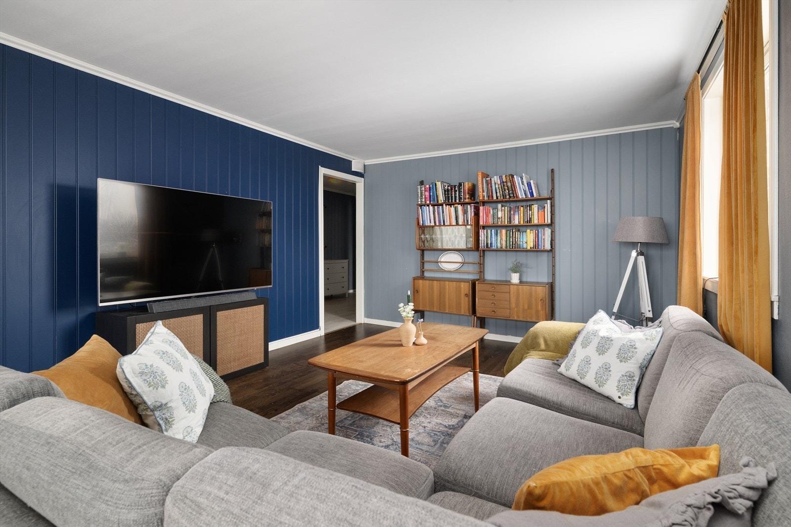 Vinduene slipper rikelig med naturlig lys inn i stuen. Galleribilde